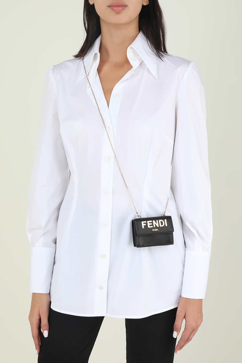 תמונת כל הלוק של תיק ארנק מעור עם לוגו מוזהב